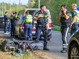 De scooter raakte zwaar beschadigd (foto: Tom van der Put/Persbureau Heitink).