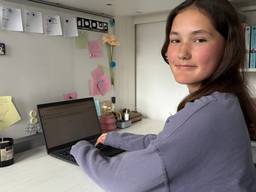 Naomi Zweegers in haar schrijfstudio (foto: Alice van der Plas).