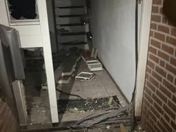 De voordeur is eruit geblazen.