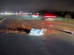 Een zak met kapotte dakpannen ligt op de snelweg (foto: Rijkswaterstaat Verkeersinformatie).