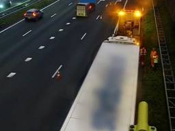 Een vrachtwagen met een lekke band bij Empel (foto: Rijkswaterstaat Verkeersinformatie).