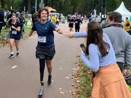 Merijn tijdens de halve marathon zondag, zijn vrouw Melissa en vriend Joep staan klaar voor de high-five (eigen foto).