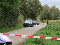 In een auto aan de Loerangelsestraat in Boxmeer is maandagavond een overleden man gevonden.