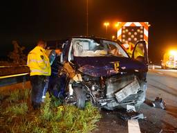 Enorme ravage door bestelbusje dat botst tegen pijlwagen op de A58