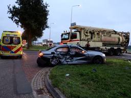Auto's botsen op elkaar, twee gewonden naar het ziekenhuis
