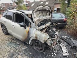 Drie auto's vlogen die avond kort na elkaar in brand op verschillende plekken in het dorp.