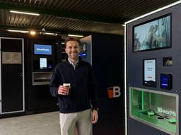 Ralph uit Den Bosch bouwde een machine die biertjes tapt (foto: Megan Hanegraaf).
