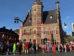 Brabantse vlaggen voor het stadhuis van Gennep (foto: L1).