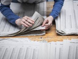 Opnieuw stemmen tellen in Altena (foto: ANP).