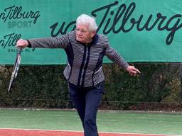 93-jarige Truus blijft tennissen als een pro: 'Goed eten, veel bewegen!'