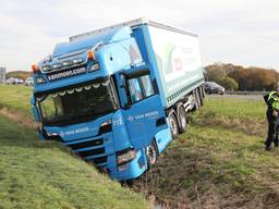 Vrachtwagen raakt van de A4 en eindigt in de sloot, bestuurder gewond