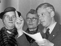 Presentator Frits Thors (r) wijst twee gasten op de microfoon (foto: Nationaal Archief)