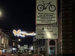 De sticker op het verkeersbord (foto: Dtv Nieuws).