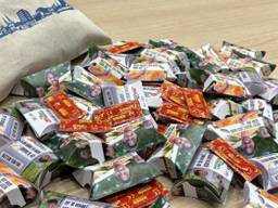 Stapels condooms met het gezicht van Van Wanrooij (foto: Omroep Tilburg / Nicky van Wanrooij).