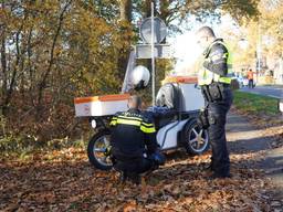 Een postbezorgster is vrijdagochtend aangereden toen ze met haar elektrische driewieler de Rijksweg in Hulten overstak.