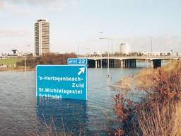 In 1995 liep de A2 bij Den Bosch helemaal onder. (Foto: Henk van Esch)