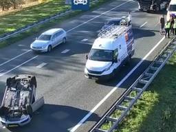 De auto op de kop (foto: Rijkswaterstaat).