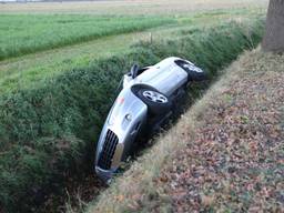 Auto in de sloot, bestuurder komt met de schrik vrij