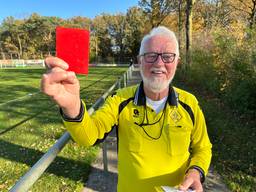 Herman van der Made is op zijn 80e nog altijd actief als scheidsrechter (foto: Ronald Sträter).