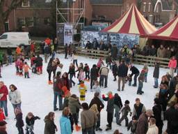 In 2007 was er nog volop schaatspret op het Heereplein in Raamsdonksveer (foto: Stichting Het Veerse IJsplein)