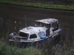 Bootje in de gracht helemaal uitgebrand