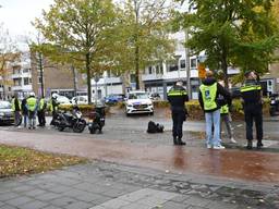 Olie op het wegdek veroorzaakte een valpartij van scooterinstructeur en leerling (foto:Persbureau Heitink)