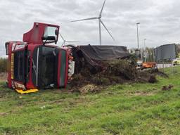 Bekijk hier de beelden van de gekantelde vrachtwagen