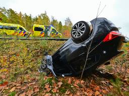 De auto die over de kop vloog werd uit de berm getakeld