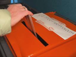 Een inwoner brengt een stem uit voor een nieuwe gemeentenaam (foto: Wilco Zonneveld).