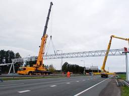 Eerder in oktober werden nieuwe portalen boven de A59 geplaatst (foto: Rijkswaterstaat).