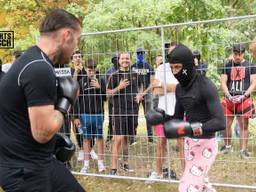 Een gevecht van Hood Fights Den Bosch (Beeld: YouTube).