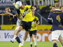 NAC-middenvelder Lewis Holtby in duel met Go Ahead Eagles-spits Milan Smit (foto: ANP, Bas Czerwinski).