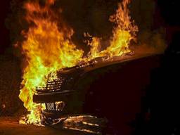 Brand verwoest auto op parkeerplaats