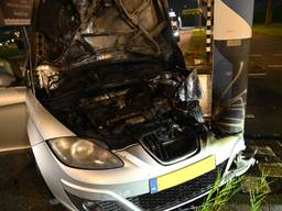 Auto rijdt tegen paal: brandweer is snel paraat om vuur te doven