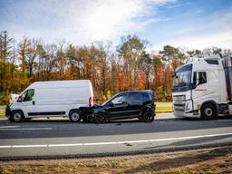 Ongeluk met vijf auto's op de A50, snelweg dicht
