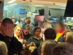 Een McDonald's-beveiliger wordt geslagen op zijn werk tijdens 11-11 in Den Bosch (een screenshot uit het gedeelde filmpje).
