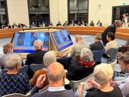 Volgestroomde raadszaal in Zevenbergen (foto: Erik Peeters)
