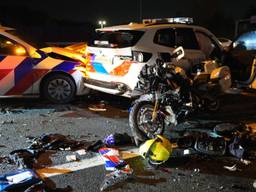 Bij het ongeluk raakten meerdere agenten gewond (foto: Persbureau Heitink).