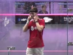 Squasher Rowan Damming tijdens de wedstrijd een beledigend gebaar door speetogen te maken (Foto: Omroep Brabant)