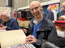Jan de Swart (90) uit Eindhoven verzamelt al bijna zijn hele leven postzegels (foto: Jos Verkuijlen).
