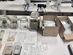 De politie vond in het huis een flinke hoeveelheid drugs (foto: Politie Eersel de Kempen).