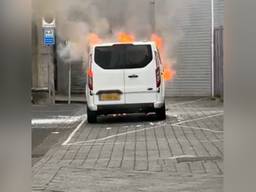 Busje in brand bij station