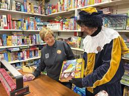 Wendy van de Noort en piet Richard in de weer met cadeautjes (foto: Wilco Zonneveld)