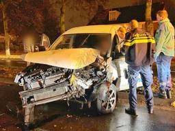 Hoe de botsing in de Burgemeester Van Hoofflaan in Veldhoven kon gebeuren, wordt onderzocht (foto: Rico Vogels/Persbureau Heitink).