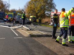 Bestuurder zwaargewond bij botsing: ravage op de weg
