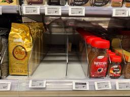 Lege koffieschappen bij een Jumbo-supermarkt (foto: ANP).