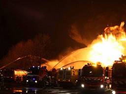 De enorme brand na de explosie bij Shell Moerdijk (foto: Carlos van Beek).