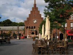 https://api.omroepbrabant.nl/img/f/$width$/$height$/0.5/0.5/bWVkaWEvcHJvZC84Mjk2MTUuanBnP3N2PTIwMTktMDctMDcmc3Q9MjAyMC0wMS0wMVQwMCUzQTAwJTNBMDBaJnNlPTIwNDAtMDEtMDFUMDAlM0EwMCUzQTAwWiZzcj1iJnNwPXImc2lnPTdwdUtaN3R3OE56N29MJTJGS0w4M2gzSXVrSzN6MVVLdHgxbHFCS3ZmRTlyTSUzRA==
