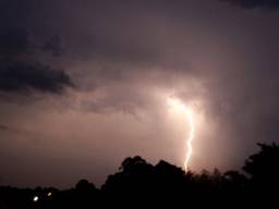 Vooral in het noordoosten kans op zwaar onweer. 