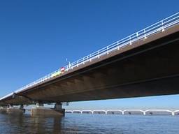 Verkeersdeskundigen kraken de plannen voor de aanleg van een tunnel ter vervanging van de Moerdijkbrug af